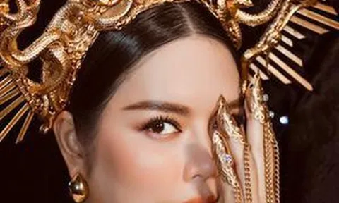 Lý Nhã Kỳ gợi cảm trên thảm đỏ Tuần lễ thời trang quốc tế Việt Nam